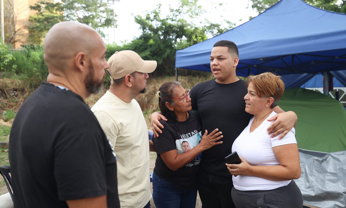 Excarcelan a presos políticos de El Rodeo I sin libertad plena