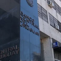 Banco Central de Uruguay mantiene tasa en 5,75% y vigila precios de servicios