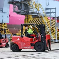 Trabajadores portuarios rechazan propuesta de Katoen Natie y negocian convenio