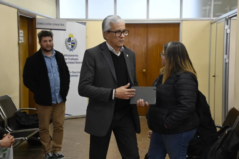 Negociación en puerto de Montevideo sigue sin acuerdo y gobierno da 72 horas