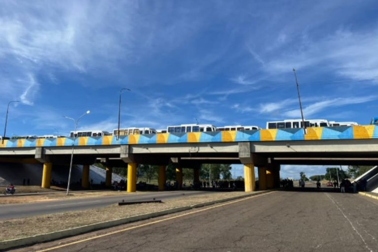Trabajadores de empresas básicas cierran la autopista Simón Bolívar en Ciudad Guayana