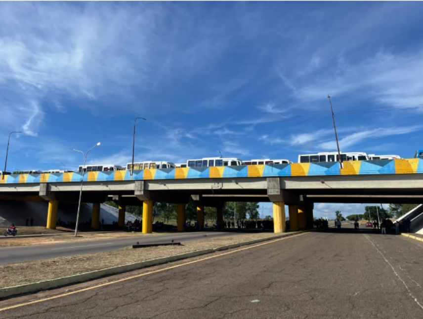 Trabajadores de empresas básicas cierran la autopista Simón Bolívar en Ciudad Guayana