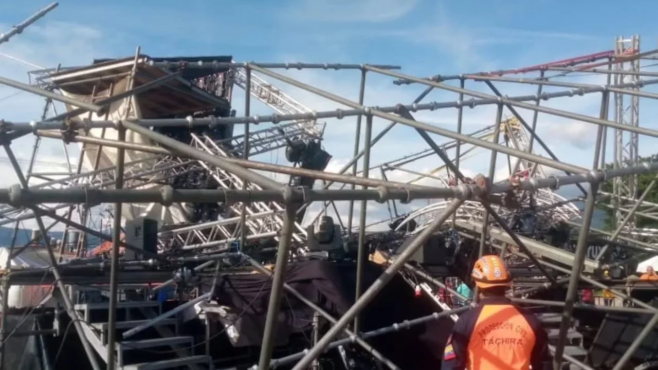 Tarima colapsa en San Cristóbal durante celebración de egresados y deja tres heridos