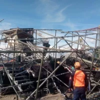 Tarima colapsa en San Cristóbal durante celebración de egresados y deja tres heridos