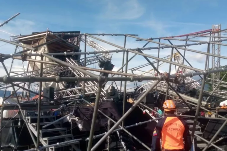 Tarima colapsa en San Cristóbal durante celebración de egresados y deja tres heridos