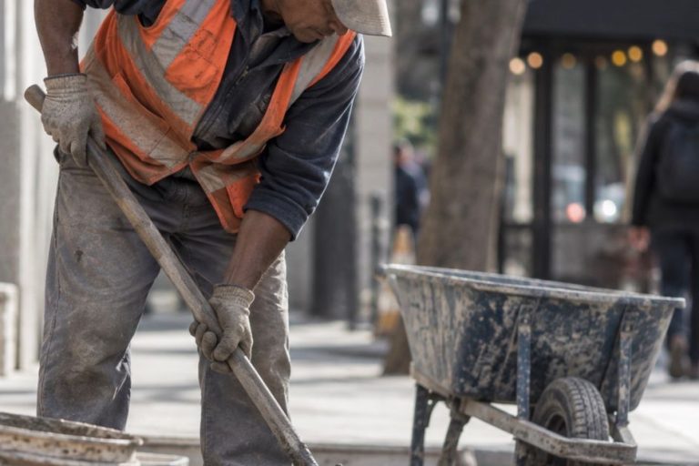 Informalidad laboral en Argentina alcanza 45% y suma 348.000 trabajadores en un año