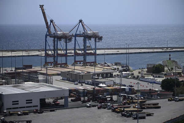 Puerto La Guaira opera al 97 % y Maiquetía mantiene terminales temporales