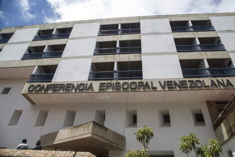 CEV advierte fallas estructurales en educación y salud y pide acuerdo nacional