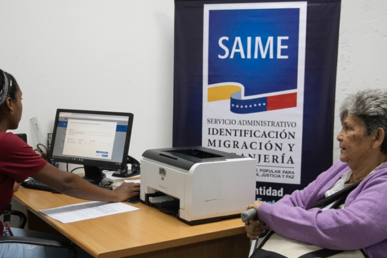 Saime pide evitar colores claros en fotos para cédula y pasaporte