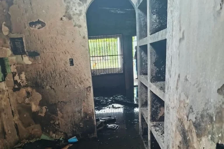 Incendio durante bajón eléctrico en Los Guayos dejó a una familia sin vivienda