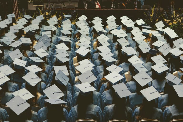 Gremios docentes cuestionan nuevas universidades ante salarios de hasta un dólar