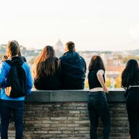 Jóvenes en Uruguay enfrentan barreras para acceder a su primer empleo