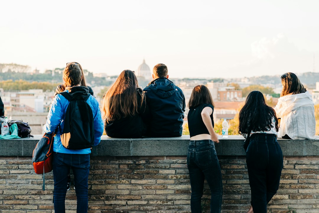 Jóvenes en Uruguay enfrentan barreras para acceder a su primer empleo