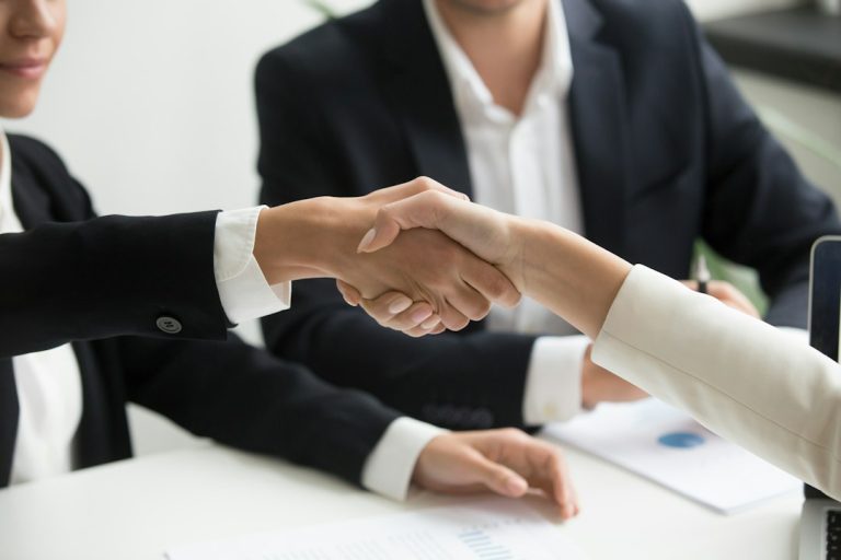 Empleo en Uruguay: tasas estables y empresas sin planes de contratar más personal