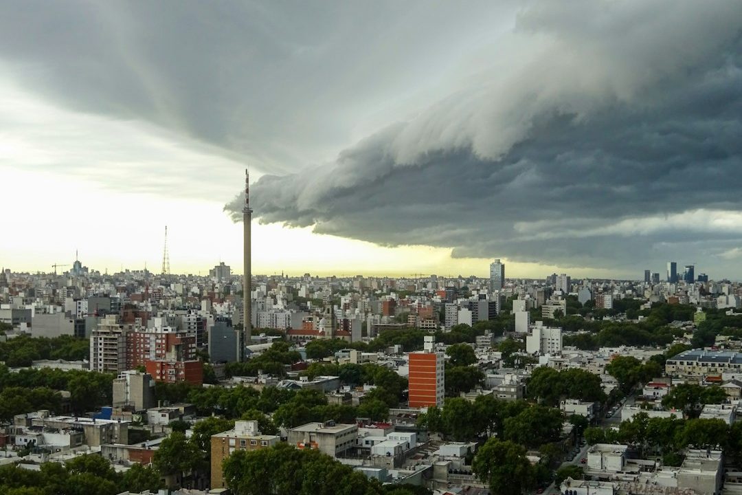 Nube cigarro cubre Montevideo y meteorólogos anticipan inestabilidad hasta el domingo