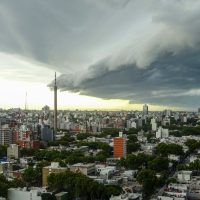 Nube cigarro cubre Montevideo y meteorólogos anticipan inestabilidad hasta el domingo