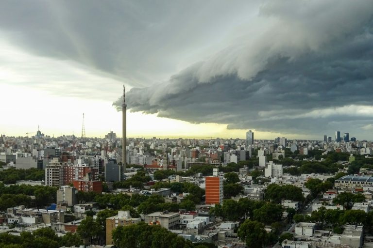 Nube cigarro cubre Montevideo y meteorólogos anticipan inestabilidad hasta el domingo