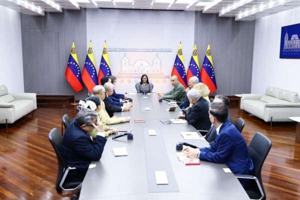 Delcy Rodríguez aborda con empresarios y sindicatos la agenda laboral pendiente
